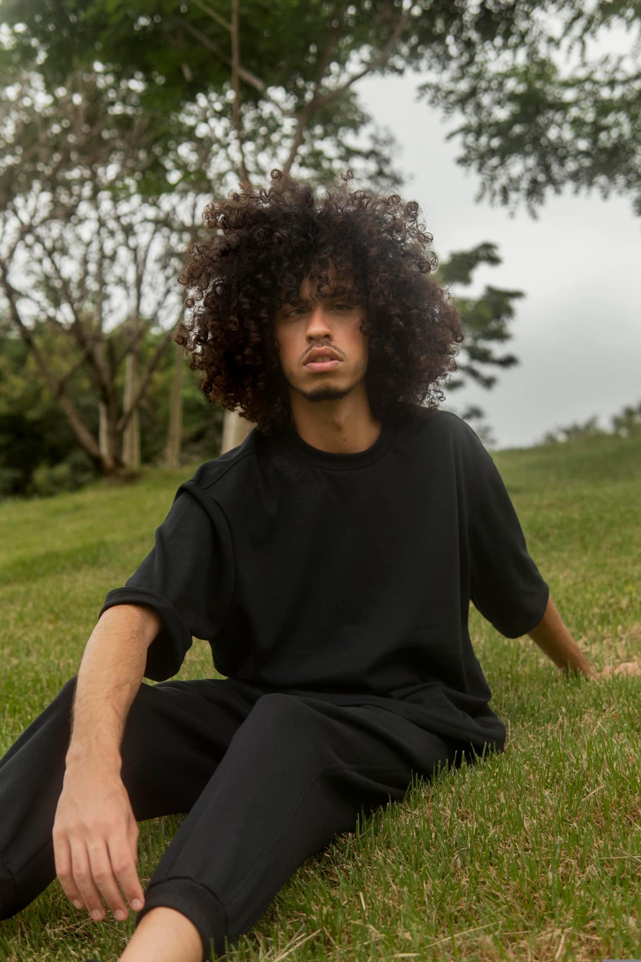 Homme aux cheveux bouclés avec une coupe dégradée moderne