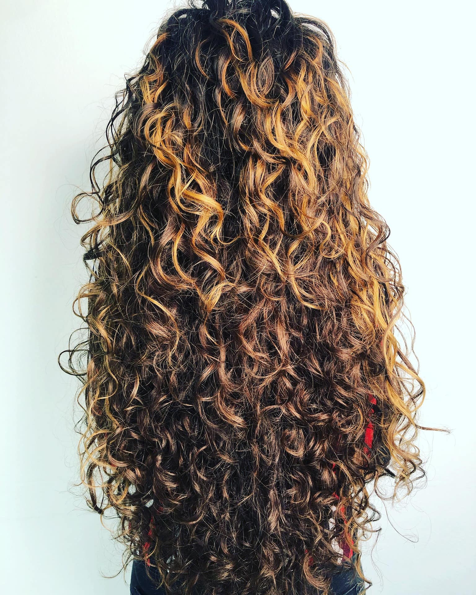 Balayage lumineux sur cheveux bouclés