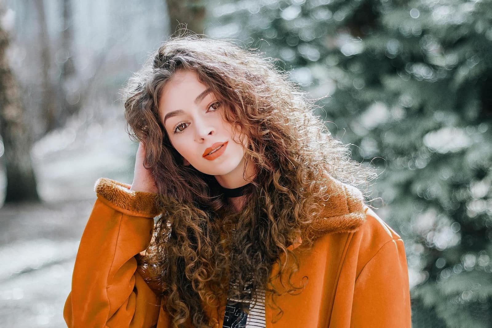 Cheveux bouclés définis après une coupe à sec DevaCut ou RëzoCut