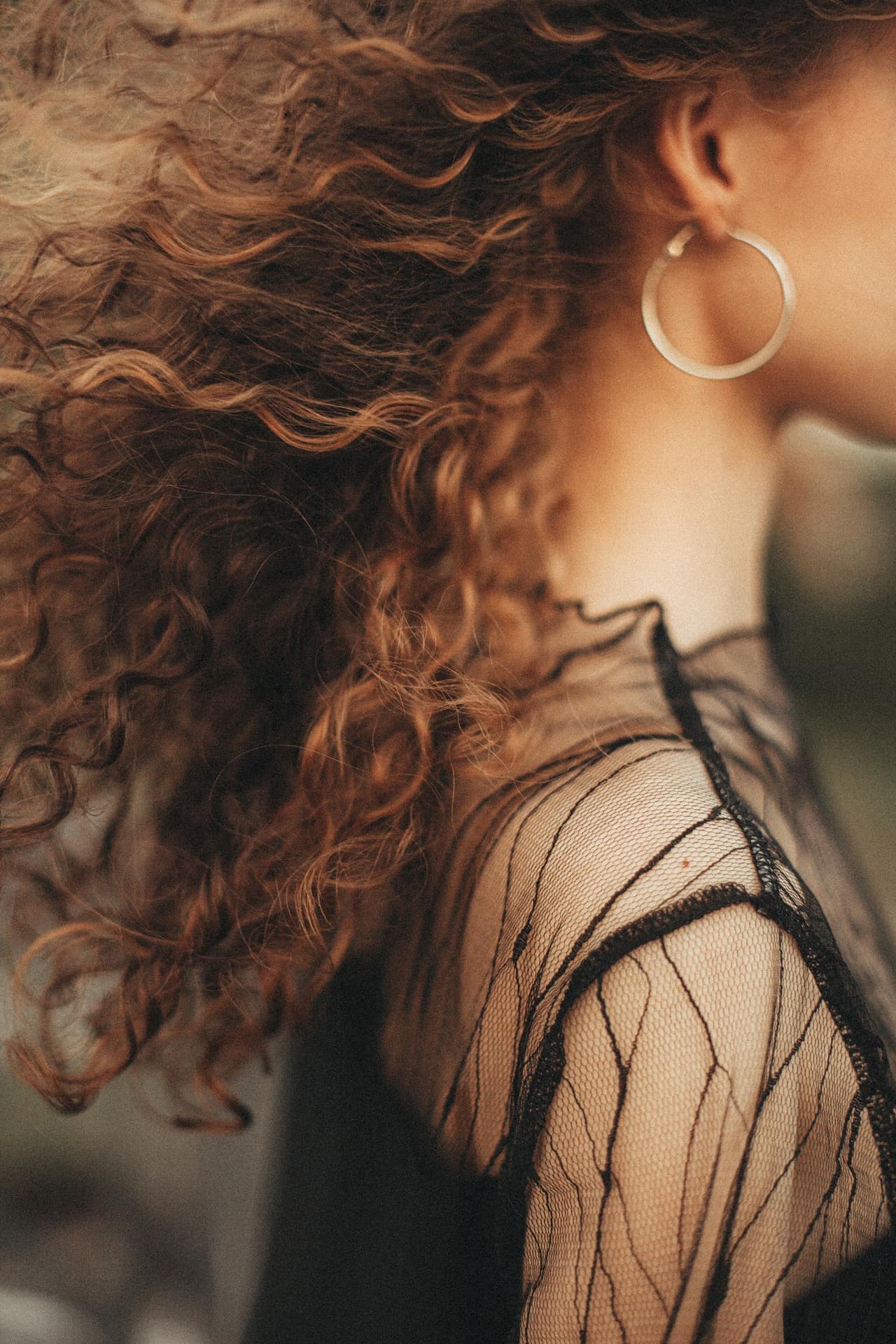 Cheveux bouclés définis et hydratés grâce à la méthode Curly Girl