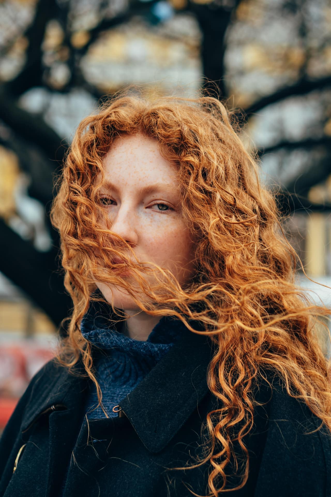 Cheveux bouclés définis sans frisottis après une routine adaptée